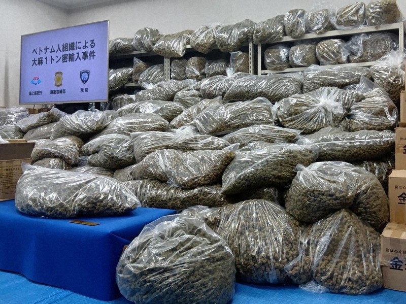 コンテナから大麻1トン押収、過去最大量　密輸関与疑いで3人逮捕