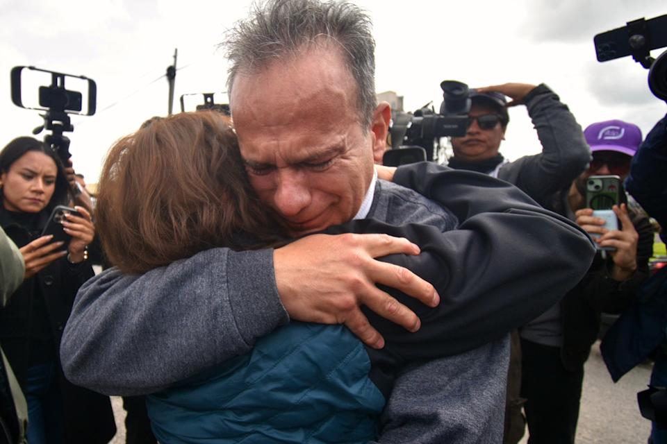 Israel Vallarta Cisneros abrazando a su hermana al salir del penal del Altiplano, en el central Estado de México luego de 20 años. (Photo by John Navarro/ObturadorMX/Getty Images)