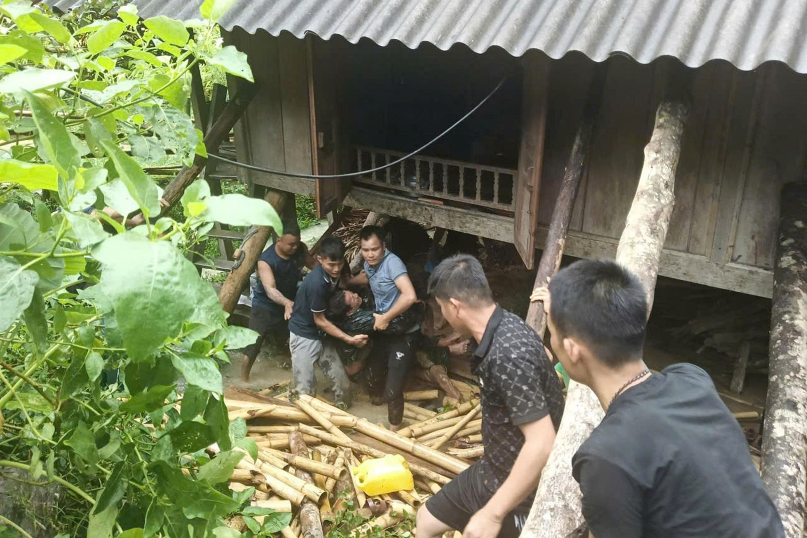 Hai cán bộ bị nhà sập đè khi giúp dân, 30 phút khẩn cấp đưa người ra khỏi đống đổ nát