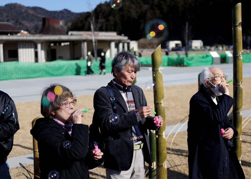 東日本大震災の被災地でシャボン玉を飛ばす美谷島邦子さん（左）。他の事故や災害の遺族との交流を深めている＝宮城県石巻市で2022年3月10日午後2時40分、吉田航太撮影