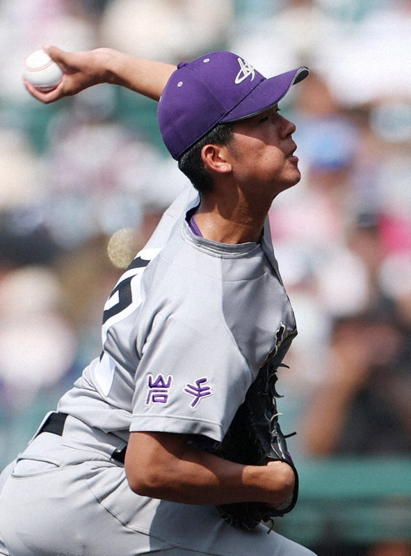 【智弁和歌山－花巻東】力投する花巻東の先発・万谷＝阪神甲子園球場で2025年8月8日、岩本一希撮影