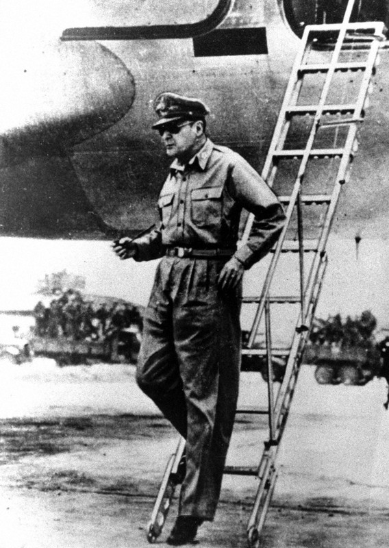 厚木飛行場に到着した連合国軍総司令官のマッカーサー元帥=1945年8月30日