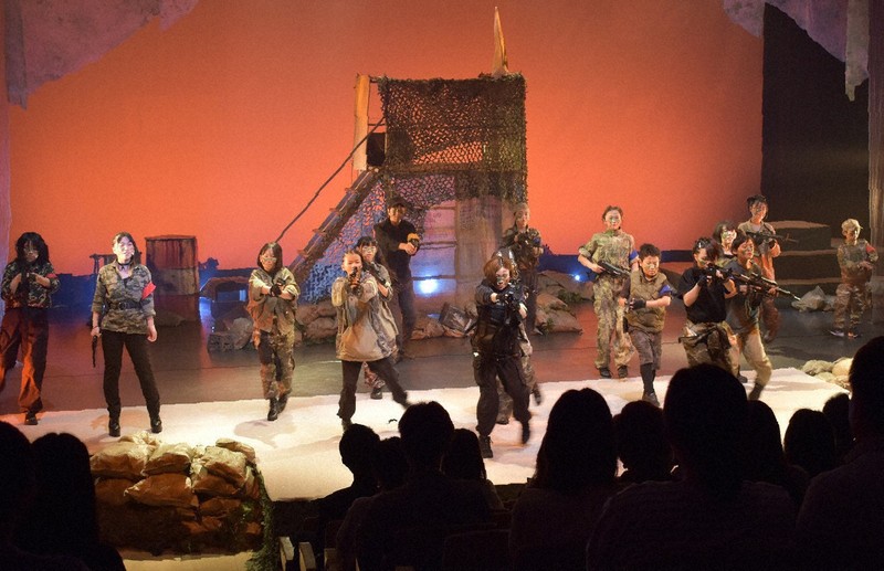 サバゲーなのに血が…「戦争ごっこ」公演が想像させた“本物の怖さ”