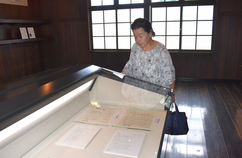 展示されている父の遺書を見る臼田智子さん＝埼玉県桶川市川田谷の桶川飛行学校平和祈念館で2025年7月18日午後2時31分、萩原佳孝撮影