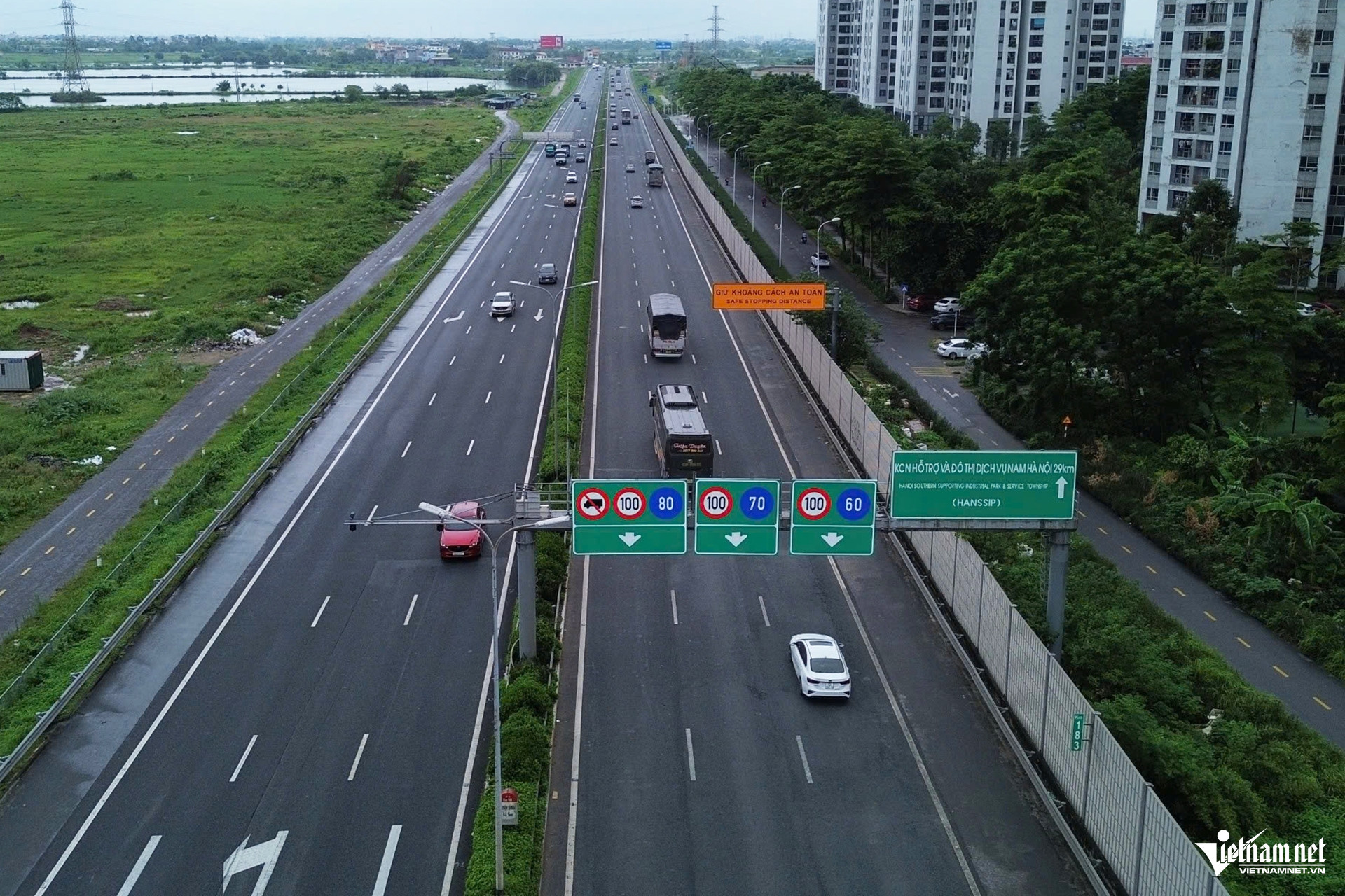 Ngày đầu thí điểm, cảnh sát gọi loa yêu cầu xe tải 'không chiếm làn 1 cao tốc'