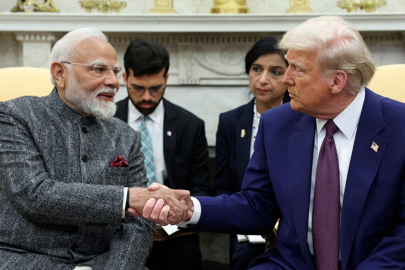 握手を交わすトランプ米大統領（右）とインドのモディ首相＝米ホワイトハウスで2025年2月13日、ロイター