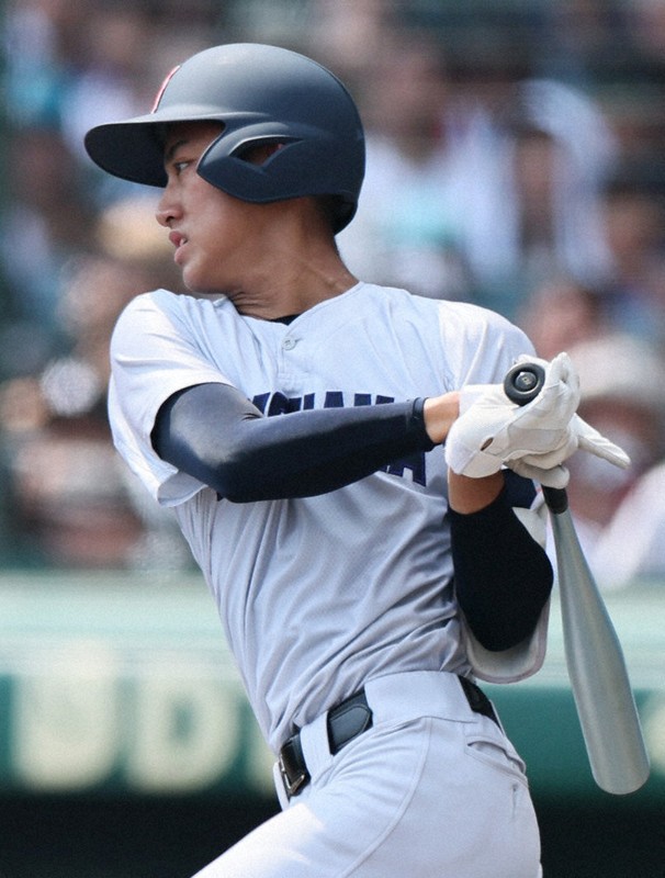 【横浜－綾羽】五回表横浜2死二塁、織田が適時打を放つ＝阪神甲子園球場で2025年8月14日、長澤凜太郎撮影