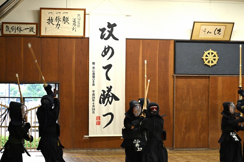 道場訓とともに「攻めて勝つ」という言葉が掲げられた道場で、洗心道場の子どもたちは稽古に励んでいる＝名古屋市中区で2025年7月8日午後6時9分、曽根田和久撮影