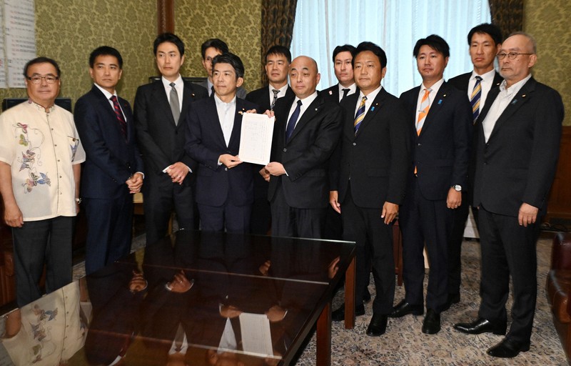 「ガソリン暫定税率廃止法案」を野党7党で衆院に提出し、写真に納まる立憲民主党の重徳和彦政調会長（中央左）ら＝国会内で2025年8月1日午前10時半、平田明浩撮影