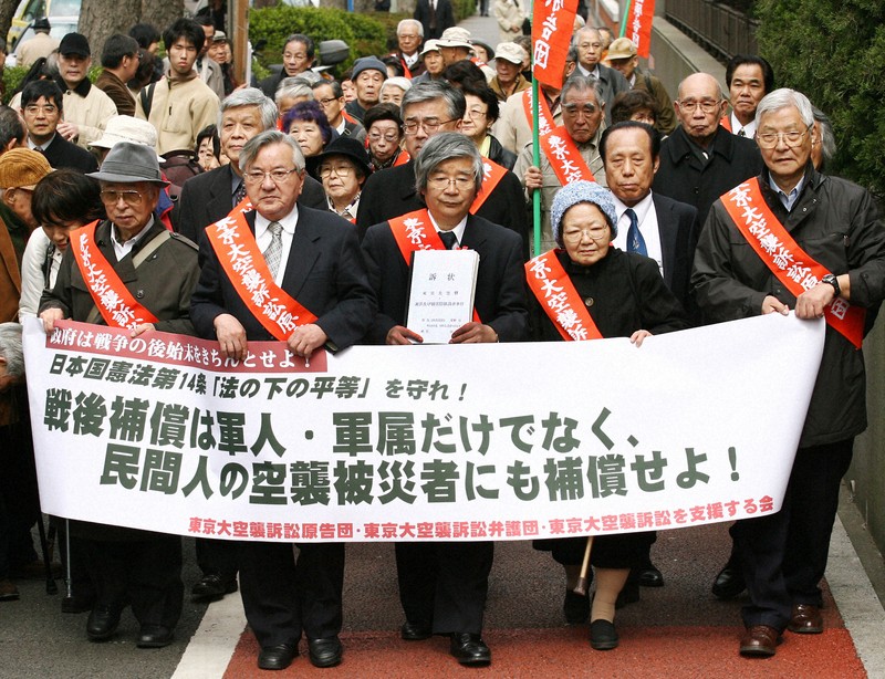国に損害賠償などを求め、横断幕を手に東京地裁に入る東京大空襲訴訟の原告ら＝東京・霞が関で2007年3月9日午後1時、佐々木順一撮影