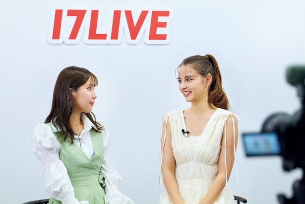 インタビュー前、「千江莉(の衣装であるグリーンの着物)を意識して今日の洋服を選びました！」とmilla(写真左)が伝えると「うれしい！」と笑顔で喜んでいた嵐莉菜(写真右)。撮影が始まると一変、プロの表情に。