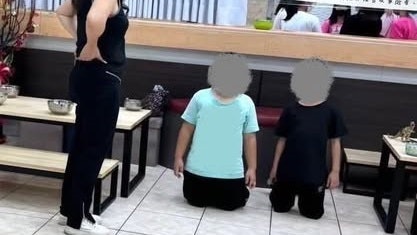 台老師疑不滿玩手機受擾　竟強迫2弱勢學童「當眾下跪」遭裁罰