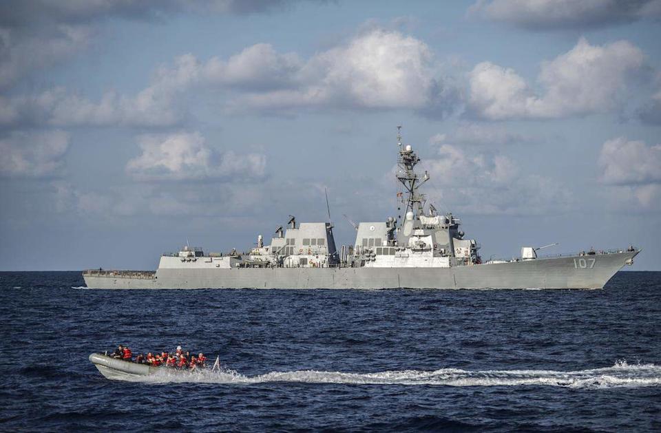 Marineros estadounidenses asignados al destructor de misiles guiados USS Barry realizan operaciones en embarcaciones pequeñas junto al destructor de misiles guiados USS Gravely el 20 de septiembre de 2013 en el mar Mediterráneo.
