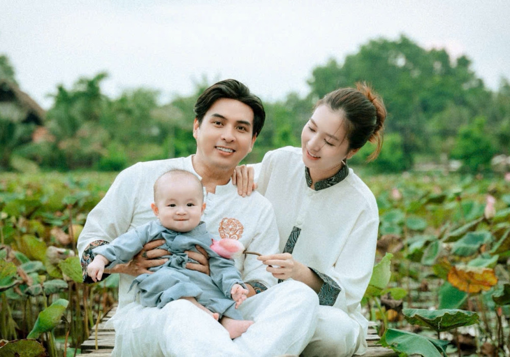 Ca sĩ Hồ Quang Hiếu: Hạnh phúc làm bố ‘bỉm sữa’, yêu chiều vợ trẻ kém 17 tuổi