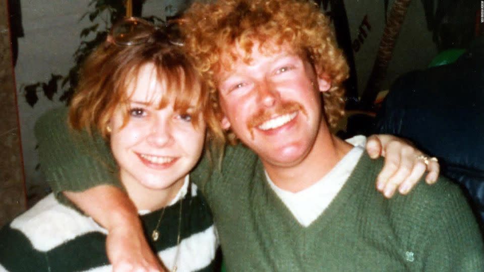 Ella consiguió el último asiento de un vuelo junto a un desconocido. Ahora llevan 40 años casados