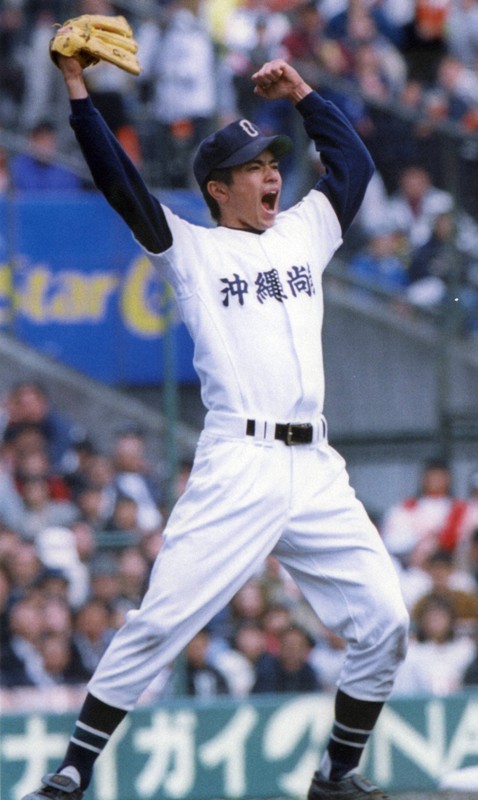 センバツ大会準決勝でPL学園を降し、雄たけびをあげる沖縄尚学の比嘉公也投手＝阪神甲子園球場で1999年4月3日、小関勉撮影
