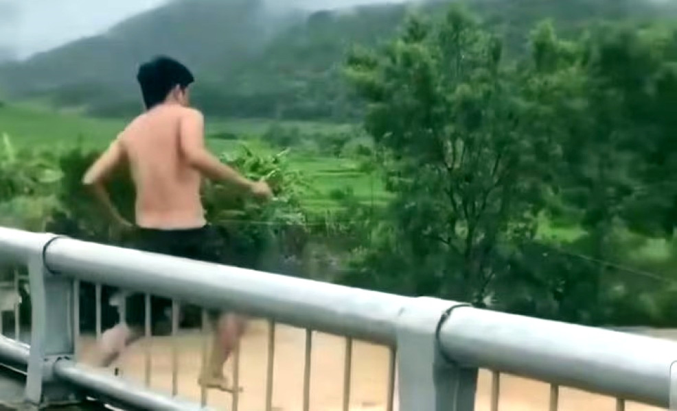 Người đàn ông ở Thanh Hóa bất ngờ nhảy xuống dòng suối chảy xiết