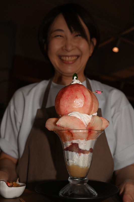 旬の桃をふんだんに使った「まるごと桃パフェ」＝福島市栄町のシェアキッチンPROSで2025年8月15日午後0時16分、錦織祐一撮影