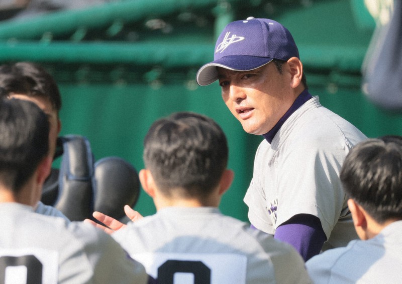 今春の第97回選抜高校野球大会準々決勝の健大高崎戦で選手に指示を出す花巻東の佐々木洋監督＝阪神甲子園球場で2025年3月26日、中川祐一撮影