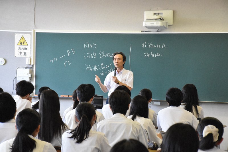 黒板を使いながら拉致問題が解決済みではない理由などについて話す蓮池薫さん＝南魚沼市で2025年7月23日午後3時5分、戸田紗友莉撮影