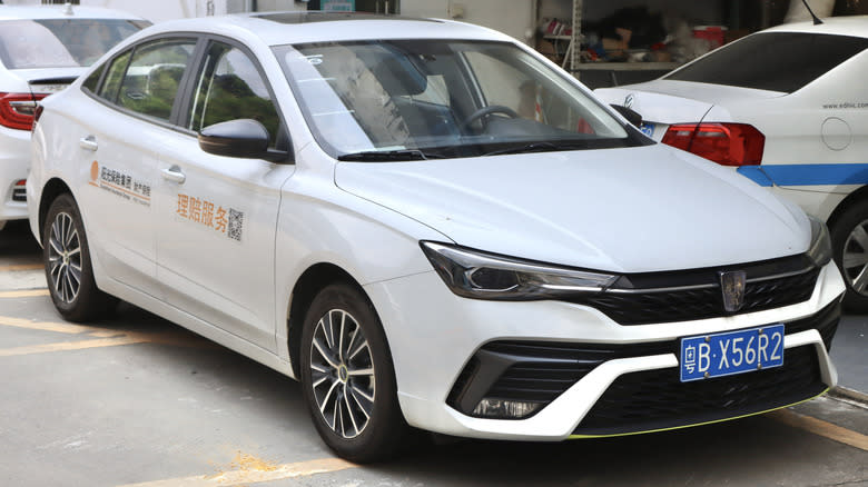 A stationary white Roewe I5
