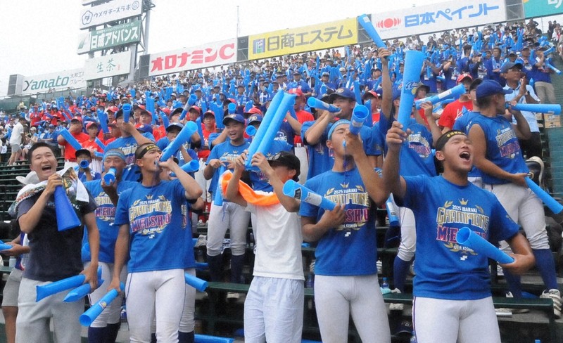 応援団を乗せたバスが遅れ、声を張り上げて応援する明秀日立の野球部員ら＝兵庫県西宮市の阪神甲子園球場で2025年8月9日、円谷美晶撮影