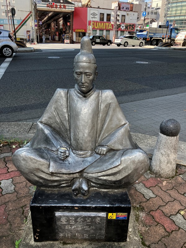 首を折られる前の豊臣秀吉像＝名古屋市西区で2024年9月4日午後1時56分、川瀬慎一朗撮影