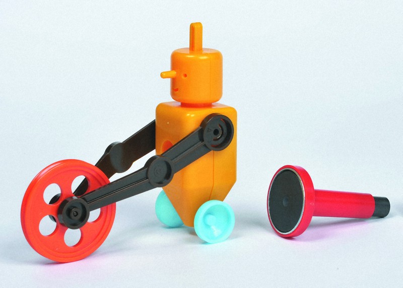 内部に磁石が装着され、柄付きの磁石を近づけると走り出す「じしゃくロボット」(「1年の科学」1976年1月号付録)