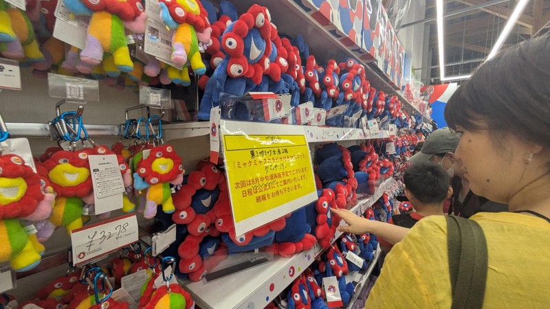 大阪・関西万博のオフィシャルストアには「黒ミャクミャク」の欠品を知らせる表示が張られていた＝大阪市此花区の夢洲で2025年8月6日午前10時51分、露木陽介撮影