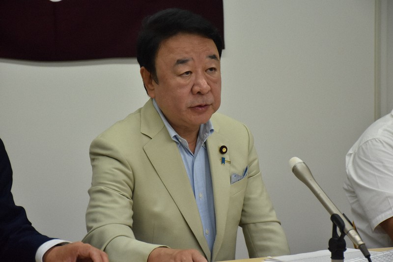 自民党大阪府連の全体会議の後、記者会見する青山繁晴参院議員＝大阪市中央区で2025年7月27日午後3時36分、長沼辰哉撮影