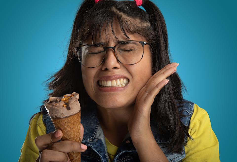 Un dolor punzante en la frente tras comer algo muy frío, conocido como “brain freeze” o cefalea por estímulo frío, podría ofrecer pistas clave sobre cómo funciona el cerebro y cómo tratar las migrañas.Foto: Getty.