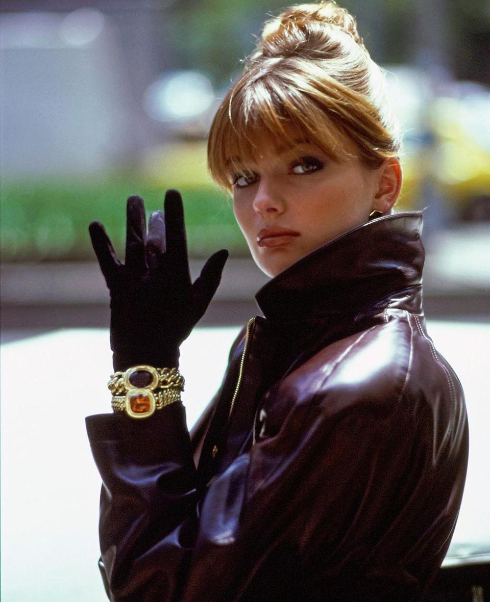Vogue, mayo de 1988 - La modelo Paulina Porizkova, con una chaqueta de cuero y pulseras de Paloma Picasso para Tiffany & Co. Peinado de Frederic para Bruno Dessange. Maquillaje de Robert Snow para Bumble & Bumble.