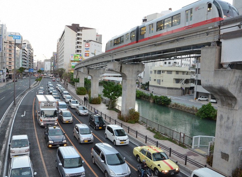朝夕は激しく渋滞する国道58号＝那覇市で2014年11月4日、佐藤敬一撮影