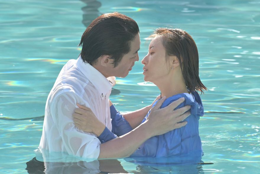 「入っちゃった」上司＆部下がプールで一線越え…30秒超え連続キスで禁断不倫がドロ沼へ＜奪い愛、真夏＞