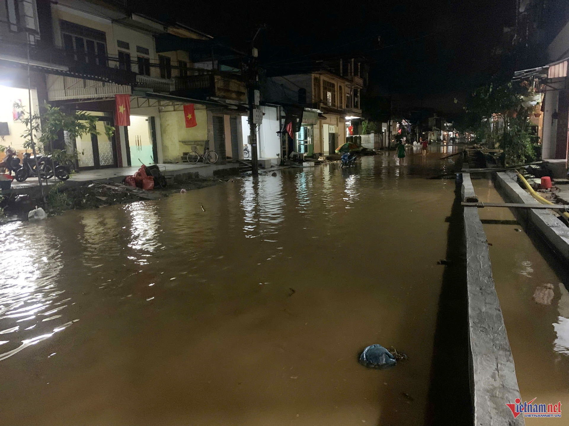 Nước sông Hồng tràn vào nhà, người dân Lào Cai ôm đồ đạc chạy trong đêm