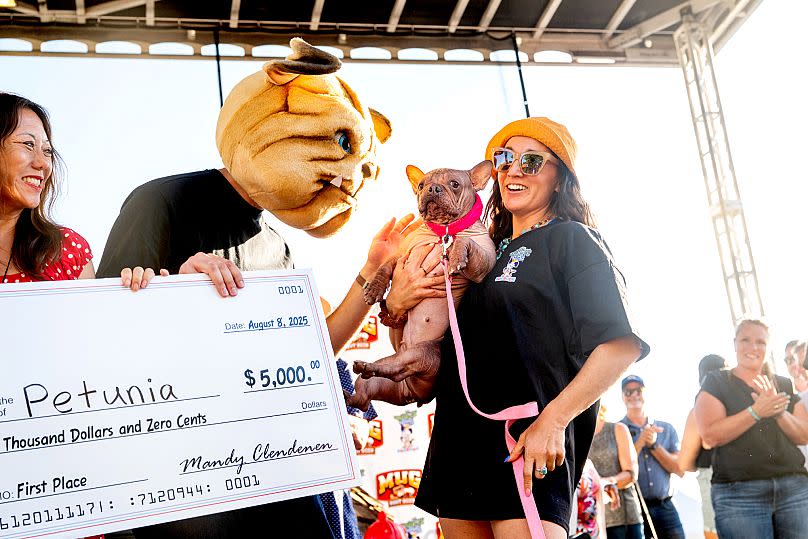 EL GANADOR: Petunia y su dueña Shannon Nyman ganan el primer lugar en el concurso del perro más feo del mundo.