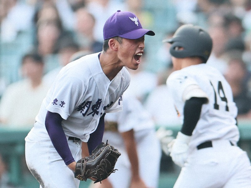 創成館戦で相手打者を打ち取り喜ぶ関東一の坂本慎太郎投手＝阪神甲子園球場で2025年8月16日、玉城達郎撮影