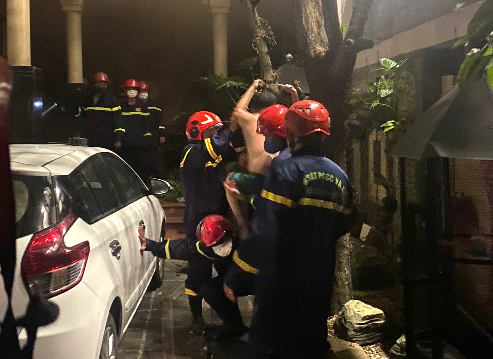 Cứu 5 người trong đám cháy giữa đêm ở Đà Nẵng