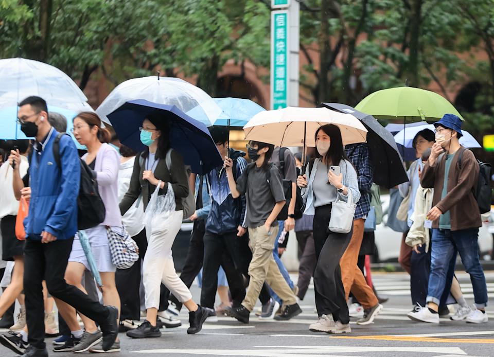 上半年經常性薪資平均數47,608元 近七成員工薪水低於平均