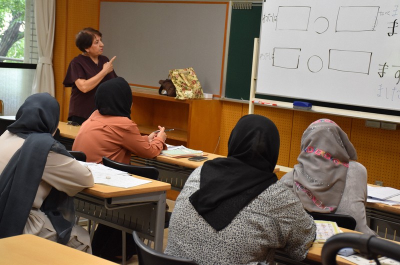 日本語を学ぶアフガン人女性たち＝千葉市で2025年8月2日午前11時13分、川上珠実撮影
