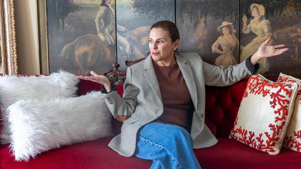 Cynthia Muniz, residente del Condominio Isola, conversa sobre el aumento del costo de vida, que la obliga a mudarse, el viernes 18 de julio de 2025 en Miami, Florida.