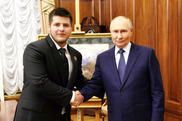 Foto publicada por Ramzan Kadyrov de la felicitación del presidente ruso Vladimir Putin a Adam Kadyrov, hijo del dictador. Fuente: Canal de Telegram de Ramzan Kadyrov