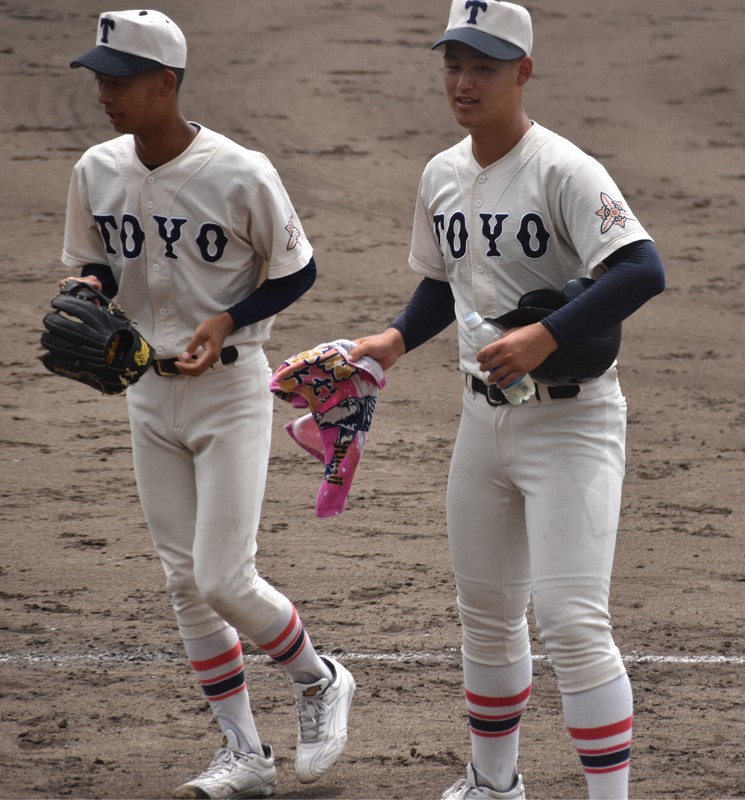 兵庫大会は登板機会がなく、試合中に仲間に水を渡すなどサポート役に徹した東洋大姫路の阪下漣（右）＝兵庫県姫路市で2025年7月11日、長宗拓弥撮影