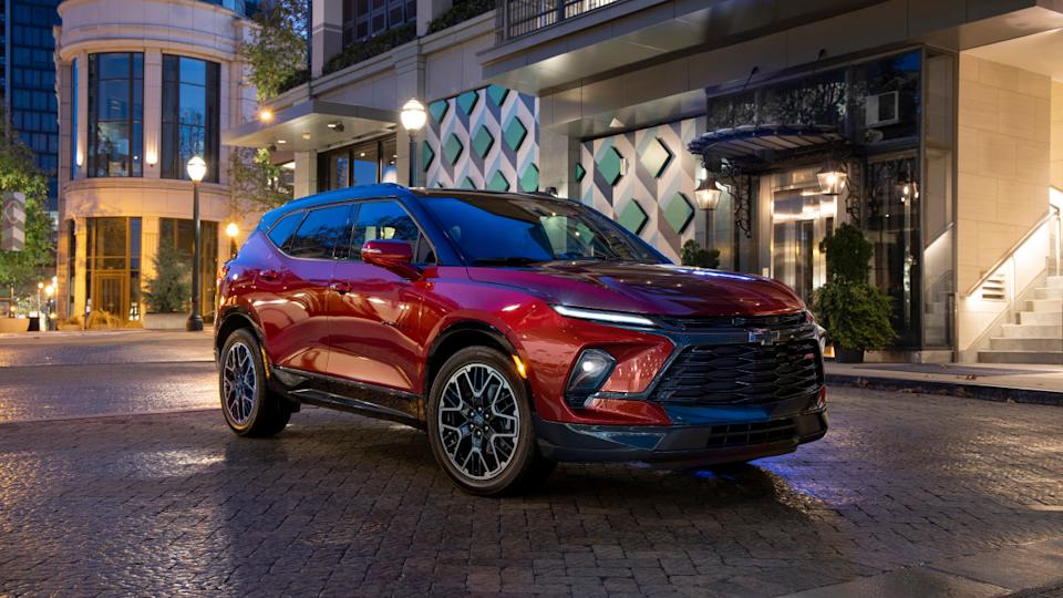 Battle of the 2025 Chevrolet Blazer: Gas Versus Electric