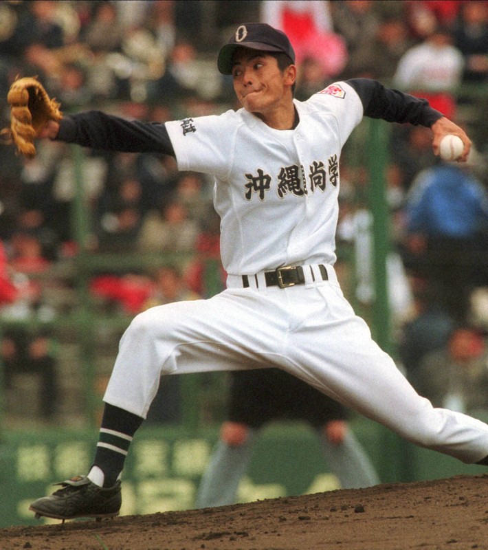 粘り強い投球で完投した沖縄尚学・比嘉公也投手＝阪神甲子園球場で1999年3月30日、竹内幹撮影