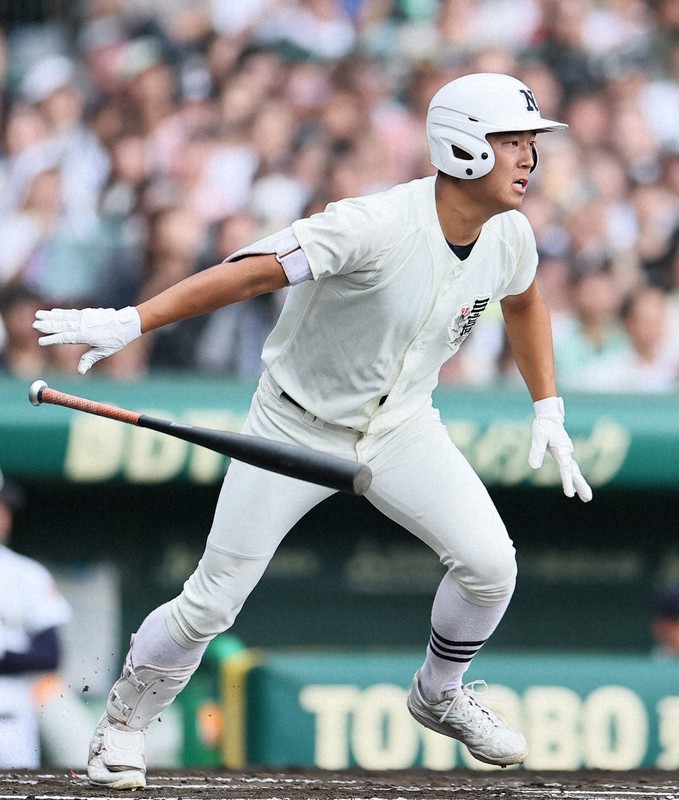 【沖縄尚学－日大三】一回裏日大三1死二塁、本間律輝選手が適時二塁打を放つ＝阪神甲子園球場で2025年8月23日、長澤凜太郎撮影