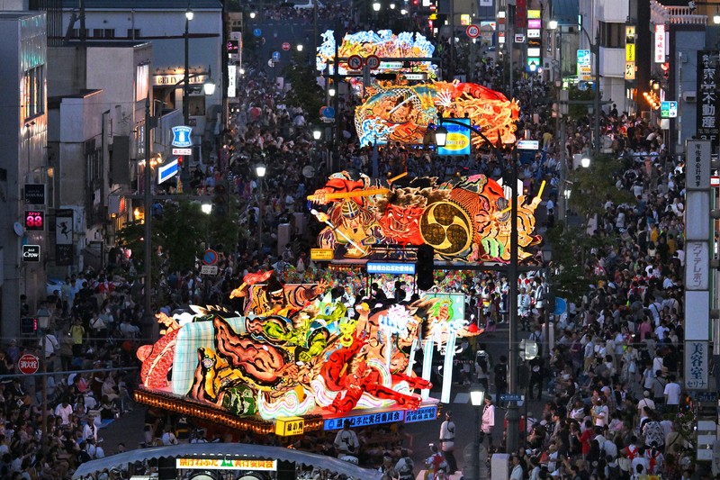 青森ねぶた祭が開幕　「ラッセラー」のかけ声響く　観光客ら拍手